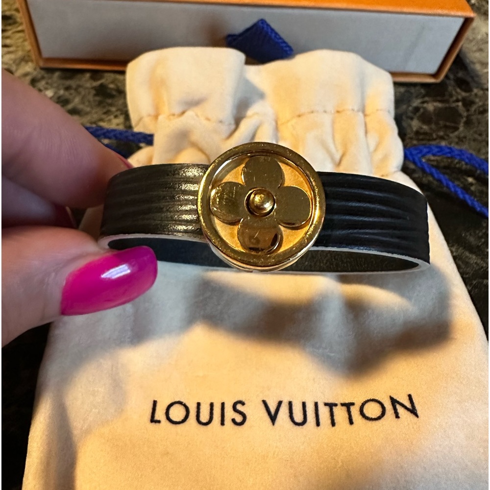 Louis Vuitton black epi Fleur bracelet